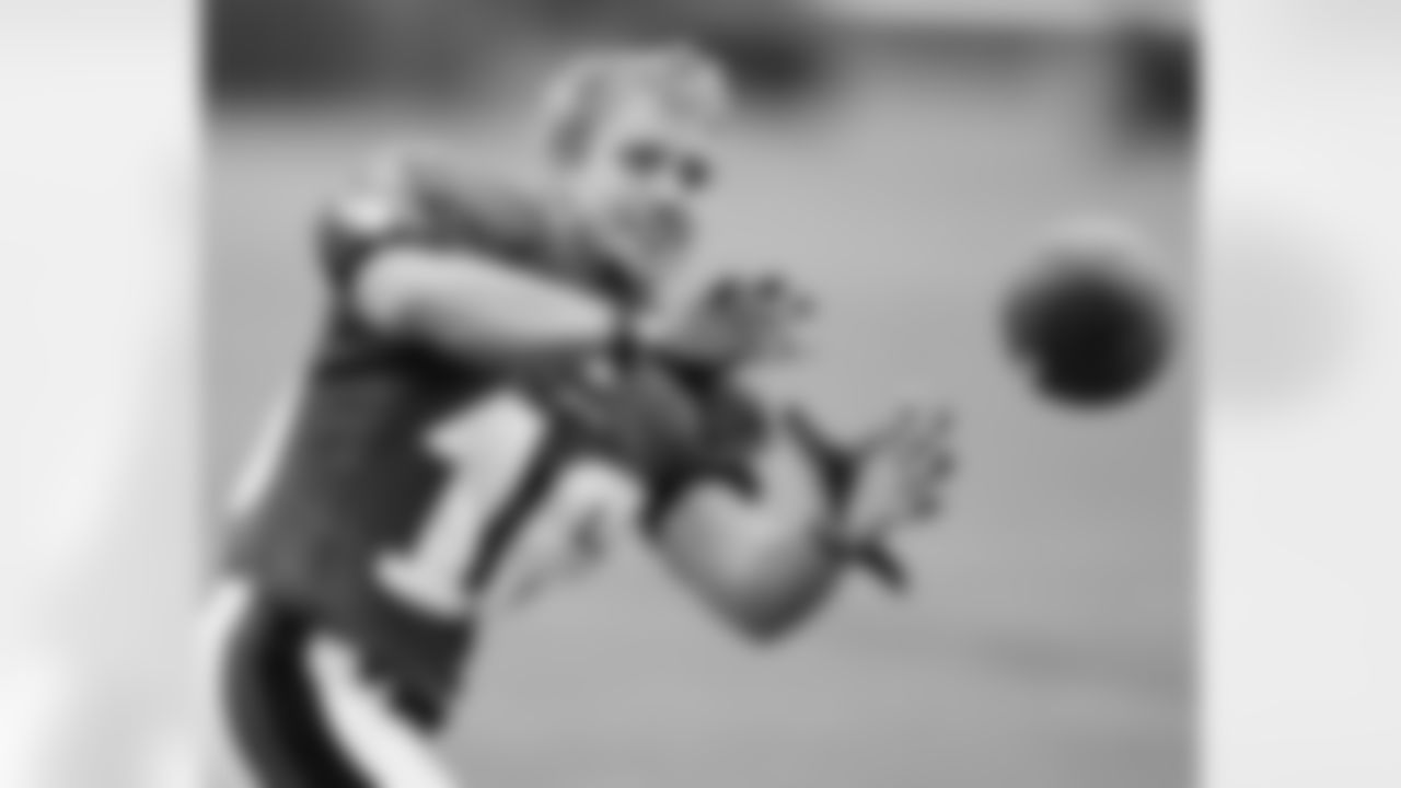 WR Chad Hall is locked in on the ball