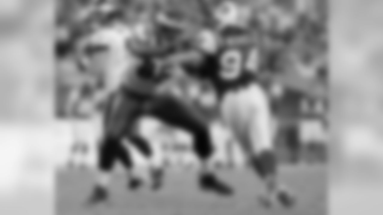 T King Dunlap protects QB Kevin Kolb's blindside