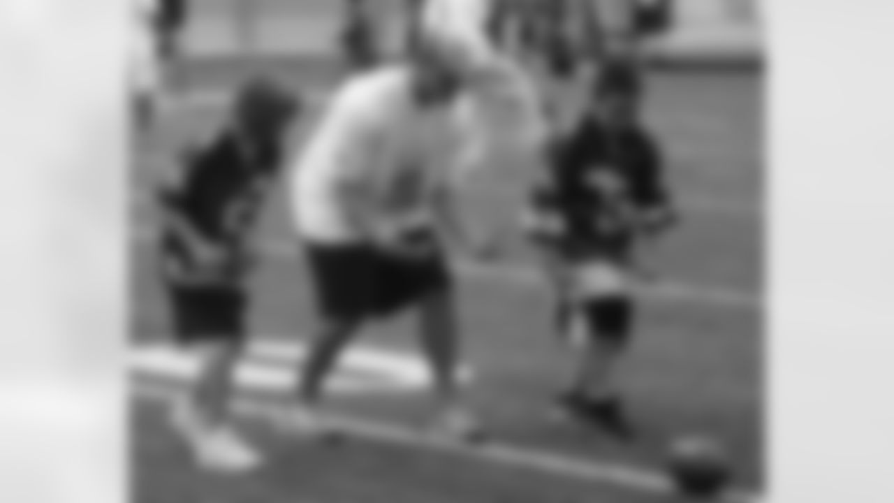 Strong safety Sean Considine teaches a thing or two at Donovan McNabb's All-Star Kids Clinic