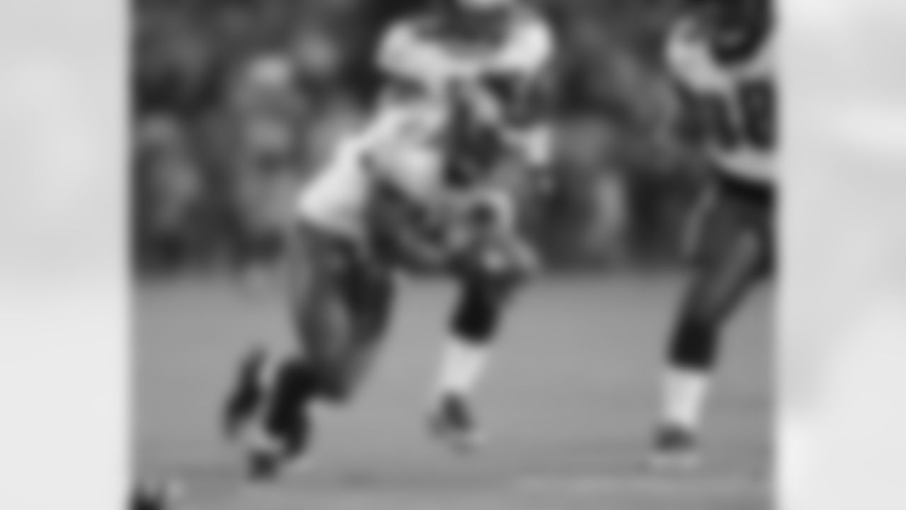 Quintin Mikell recovers the fumble
