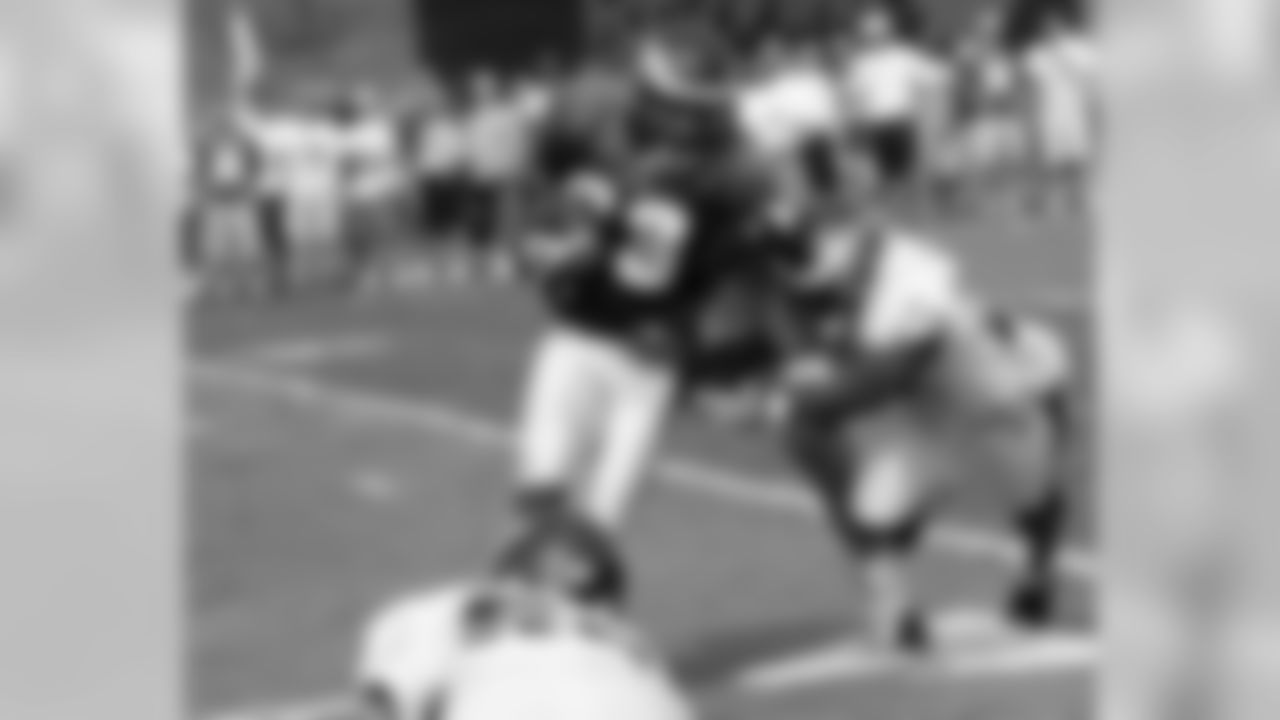 Defenders close in around WR Greg Lewis