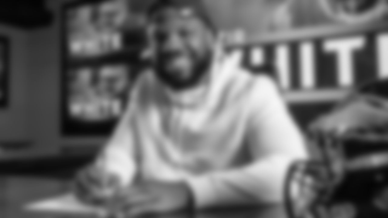 LB Kyzir White signs his contract