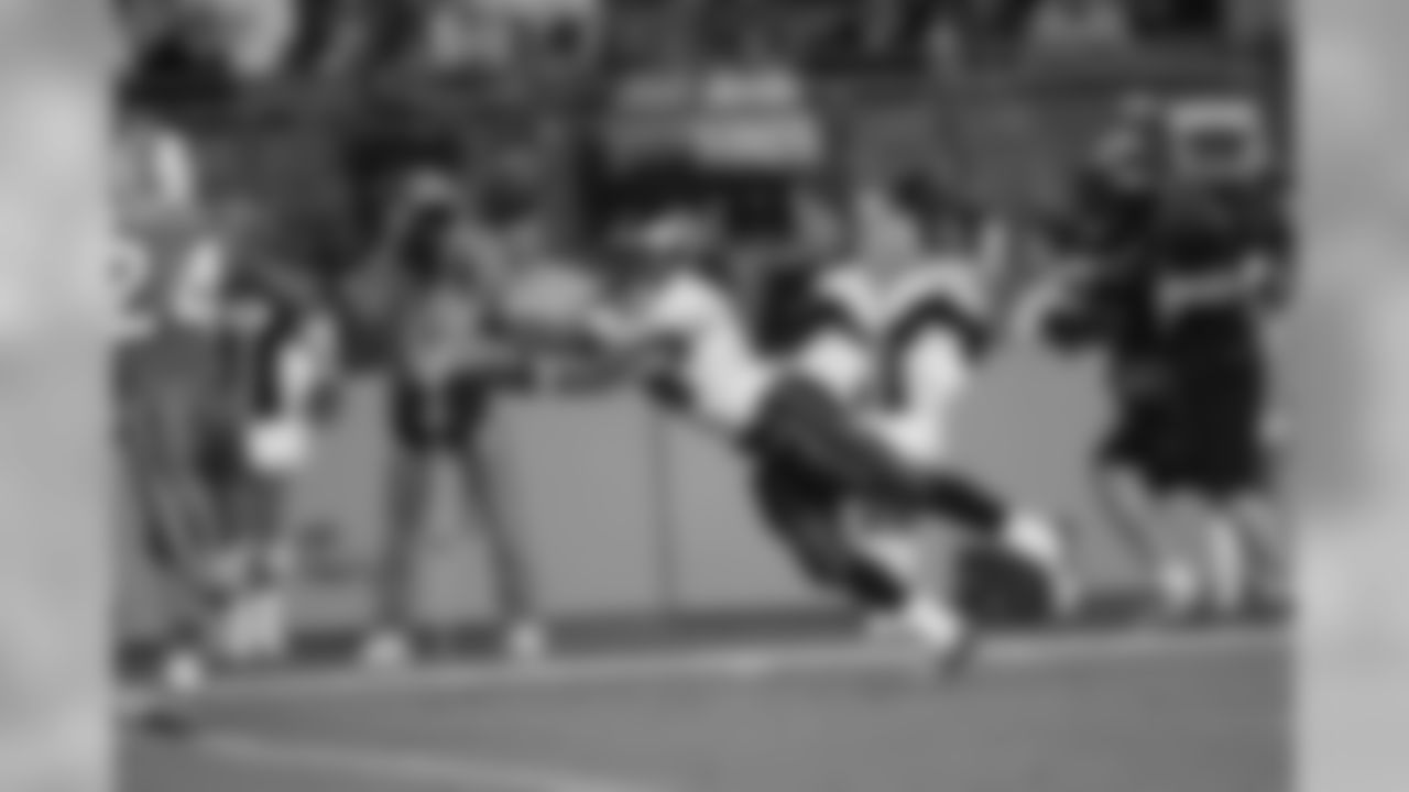 RB Brian Westbrook dives for the ball