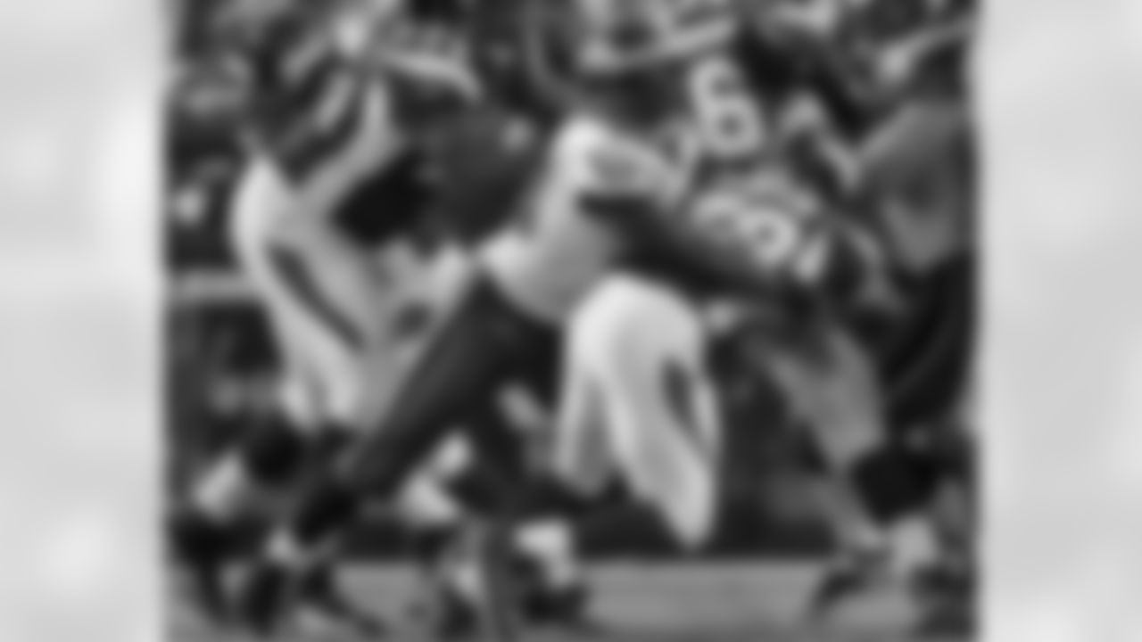 DE Trent Cole with a stop on Vikings RB Chester Taylor