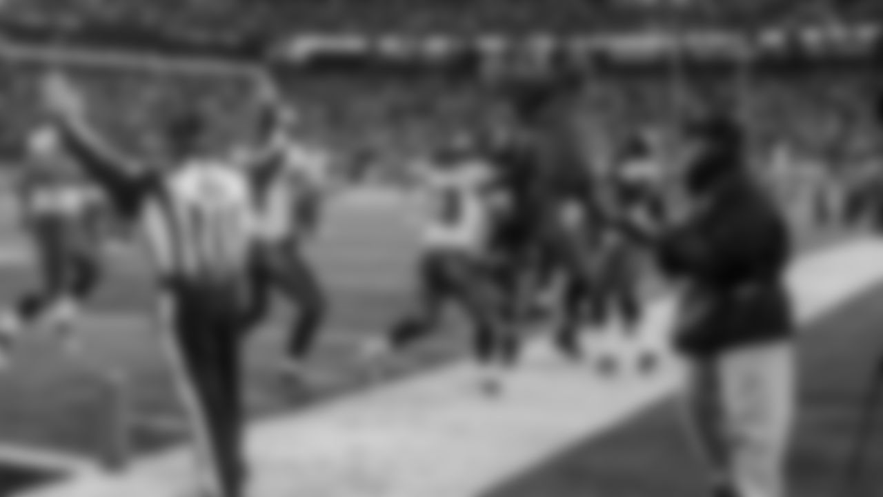 DeSean Jackson's teammates swarm him in celebration