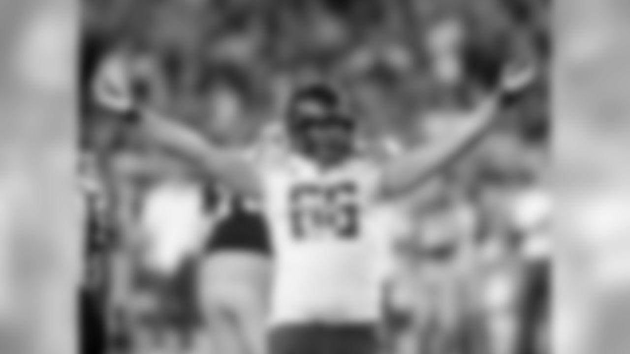The son of Doug and Kathy Hart, Eagles DE Taylor Hart has one brother
