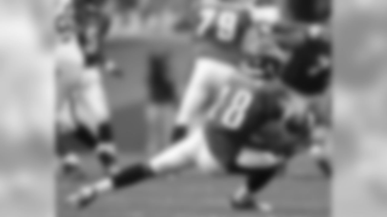 WR Jeremy Maclin in position for a catch