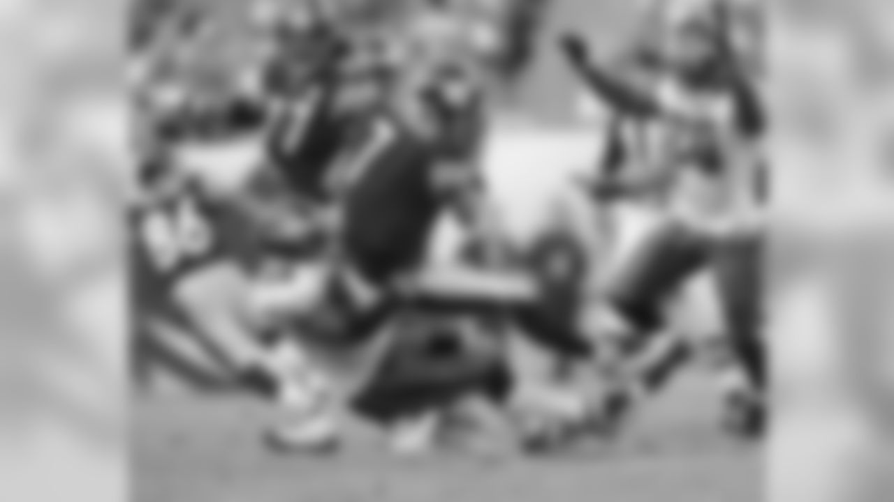 LB Omar Gaither brings down QB Ben Roethlisberger