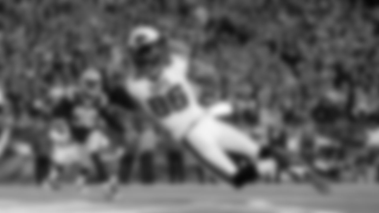 Zach Ertz scores a touchdown in the 2015 Week 13 victory at New England.