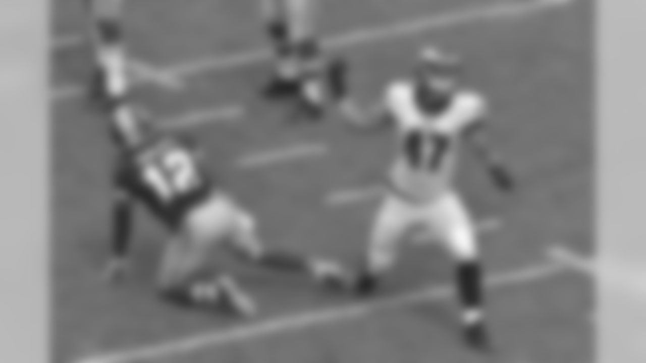 TE Trey Burton makes a big special teams tackle!
