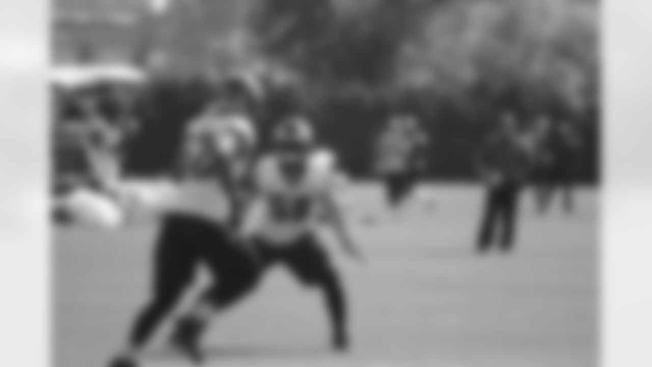 LB DeMeco Ryans isn't leeting LB Brad Jones get away easily