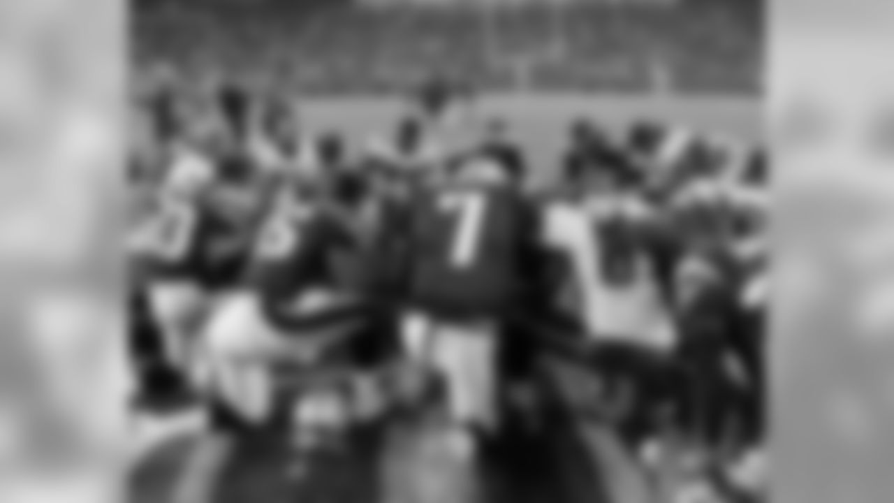 The Eagles and Patriots participate in a postgame prayer
