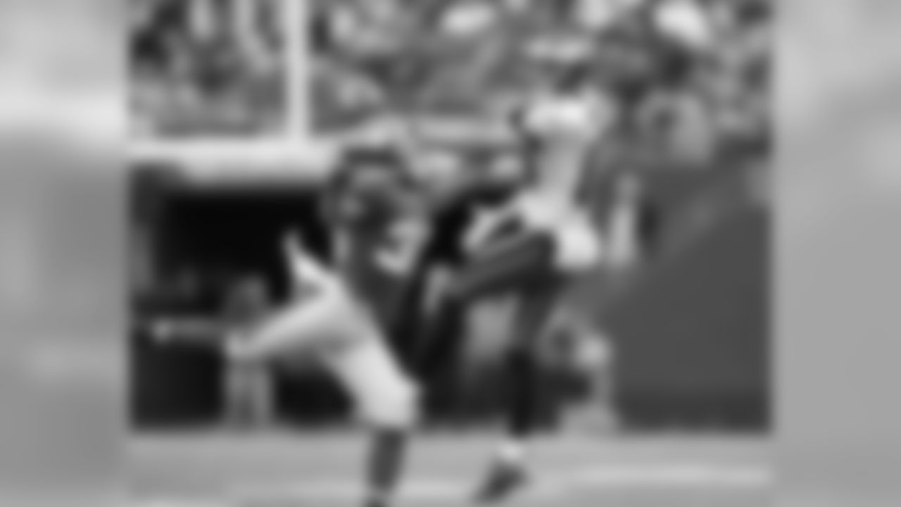 WR Kevin Curtis nearly makes the catch on a tipped pass