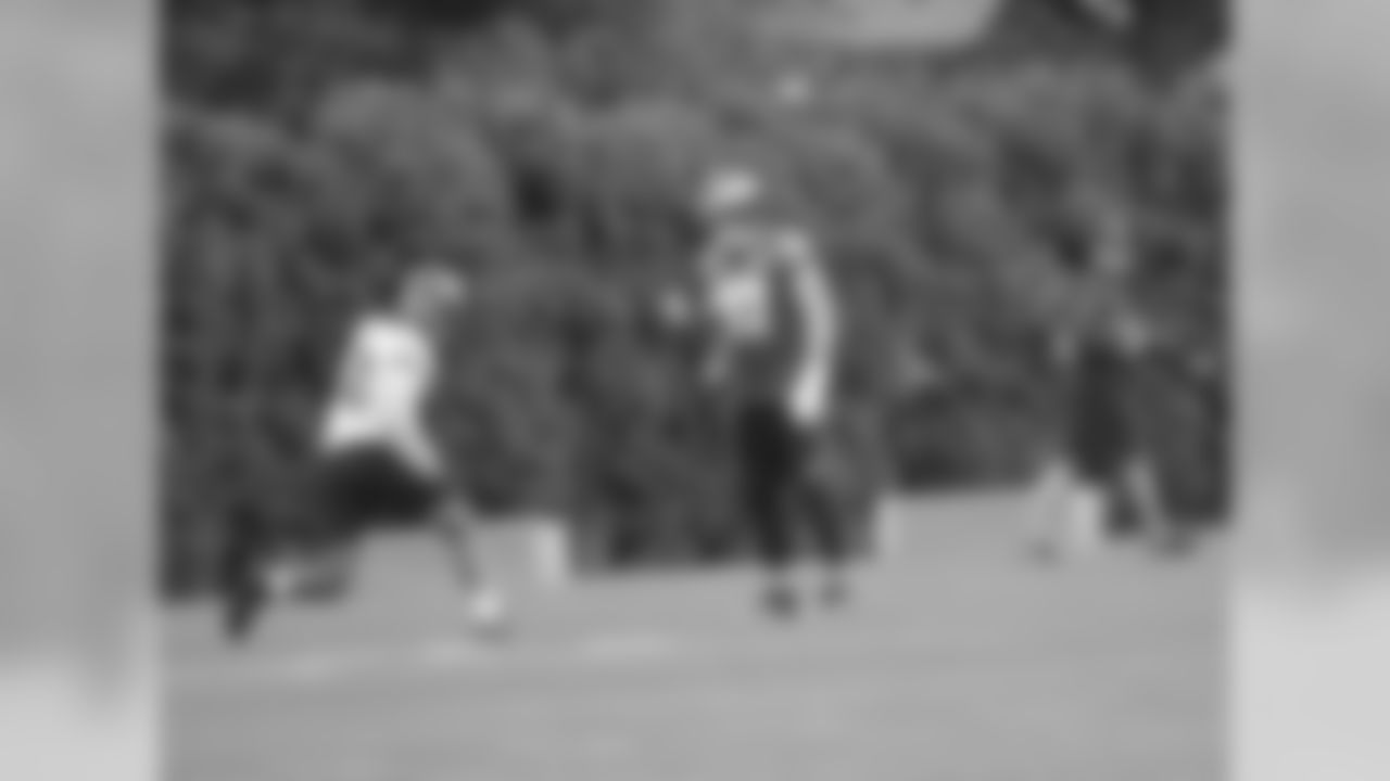 LB Brad Jones dodges TE Brent Celek