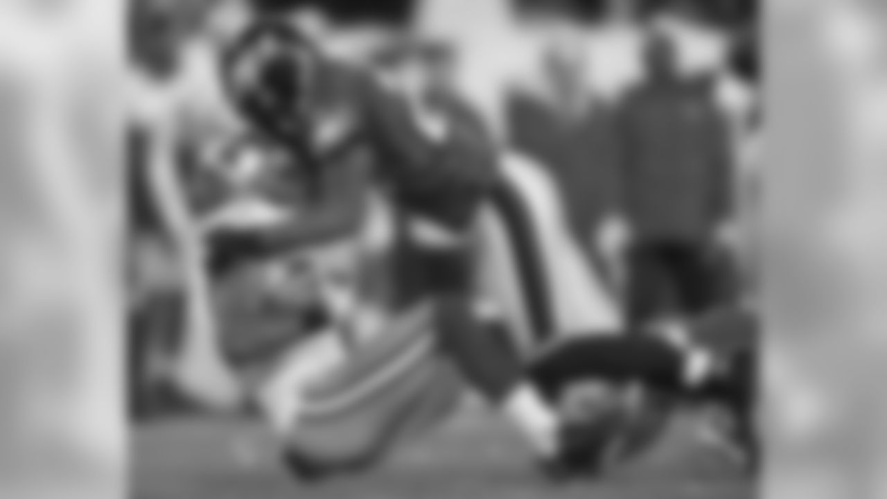 Sean Jones makes a tackle on special teams