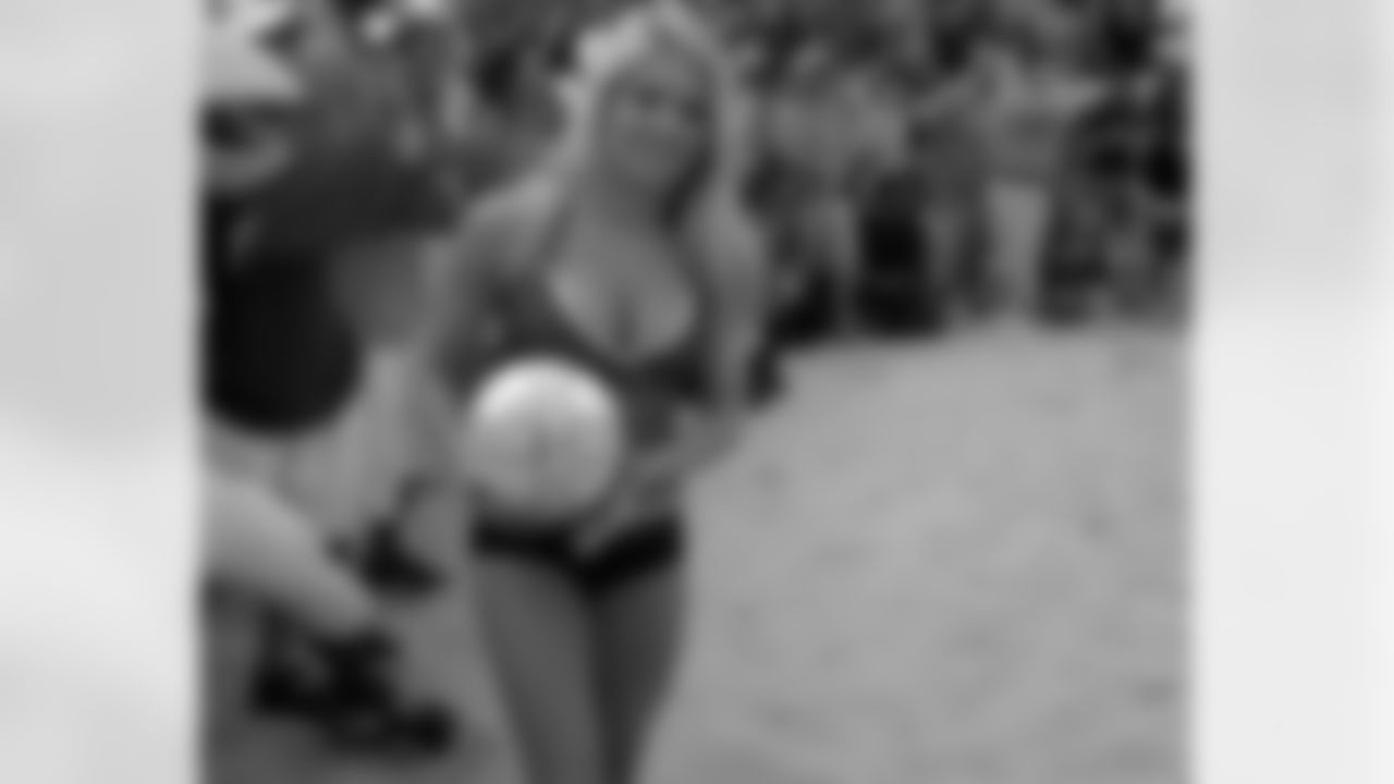 Thanks to Lauren's Volleyball skills, the NFC won "The Battle of the Beauties!"