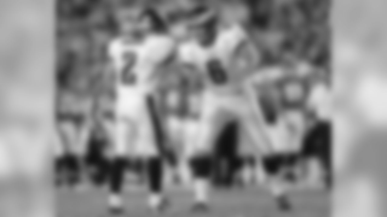 P Sav Rocca congratulates K David Akers on an Eagles field goal