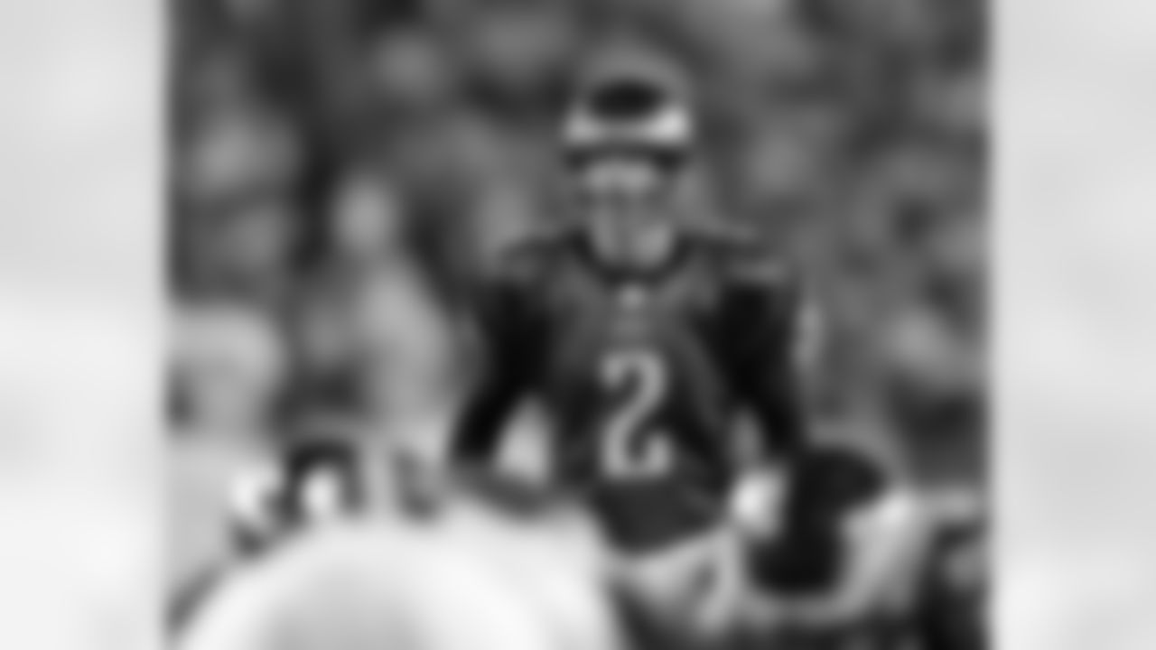 K David Akers eyes the uprights prior to FG attempt