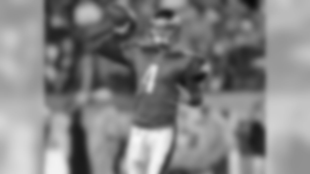 QB Kevin Kolb loosens up