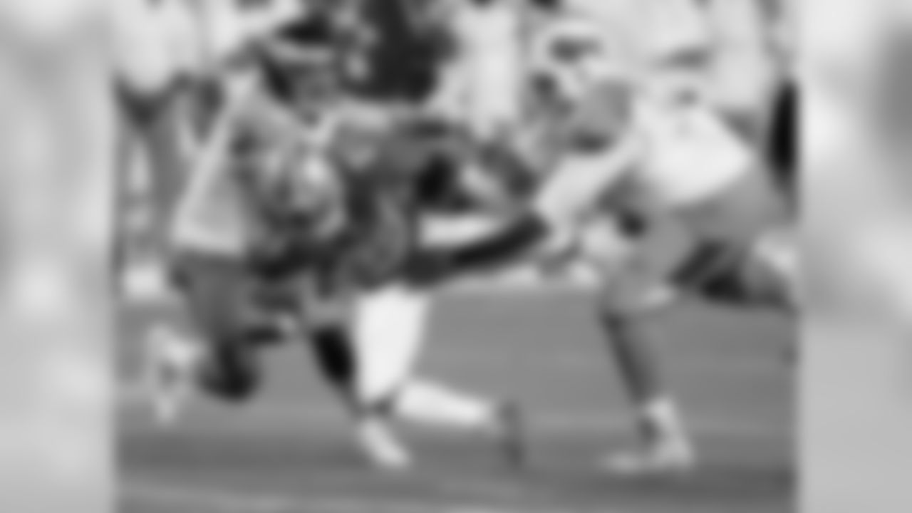 LB Connor Barwin is no stranger to bringing down Cowboys RB DeMarco Murray