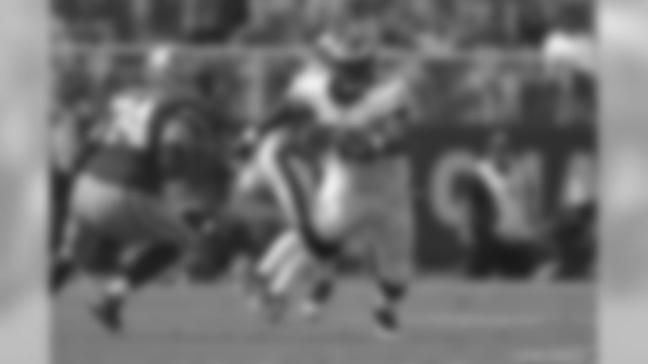 LB Brandon Graham rushing the passer