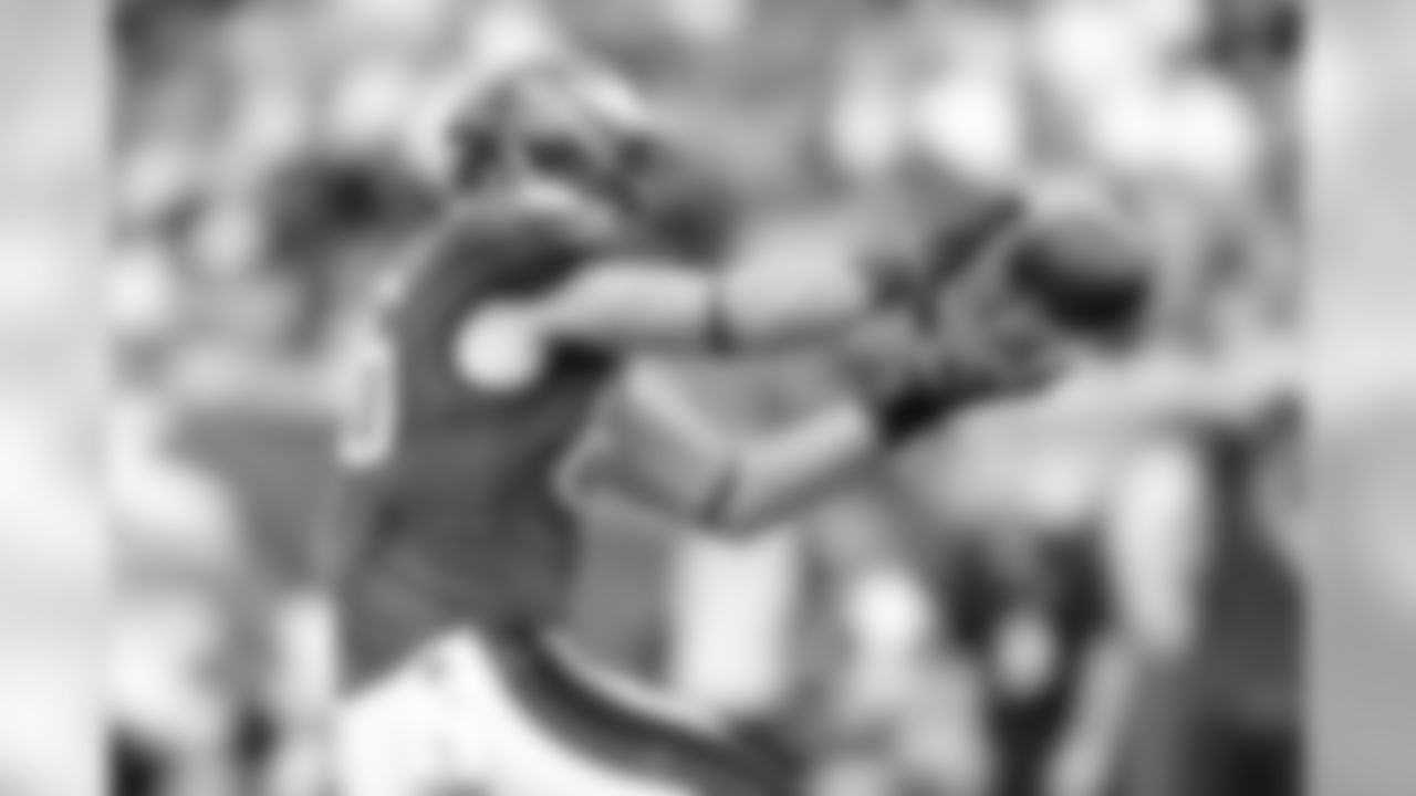 Eagles' TE Zach Ertz looks the football into his hands to make the catch