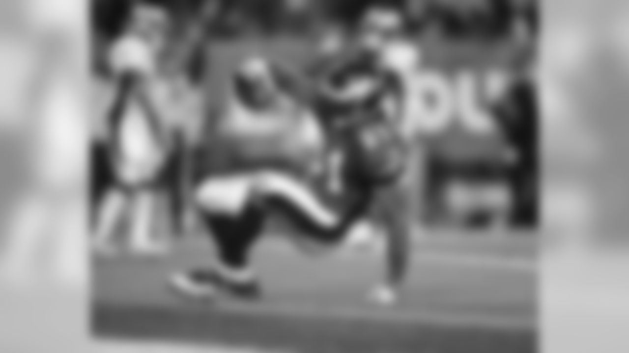 Touchdown ... WR Jason Avant