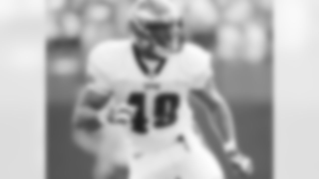 LB Jamar Chaney drops back in coverage