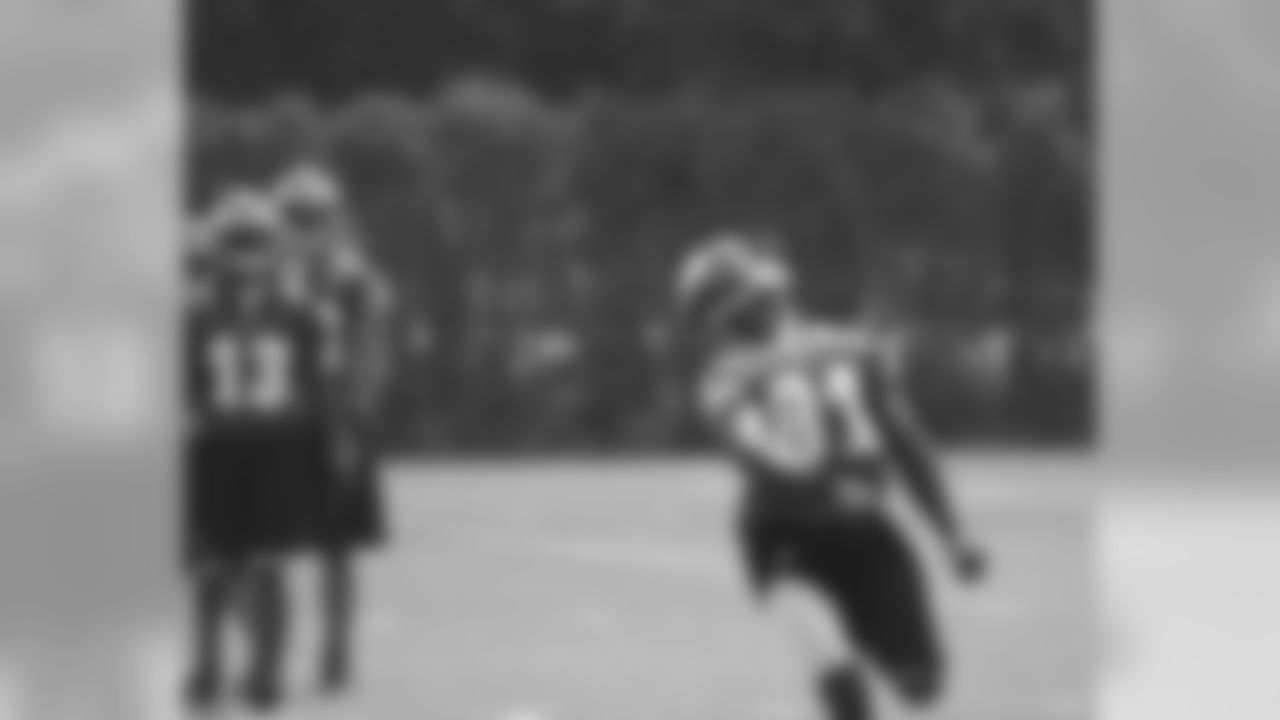 WR Jason Avant eyes in a pass