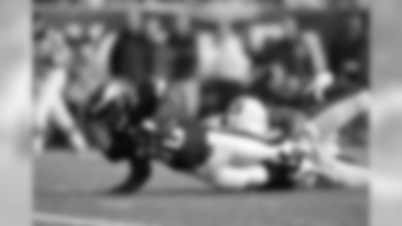 RB Brian Westbrook moves the chains