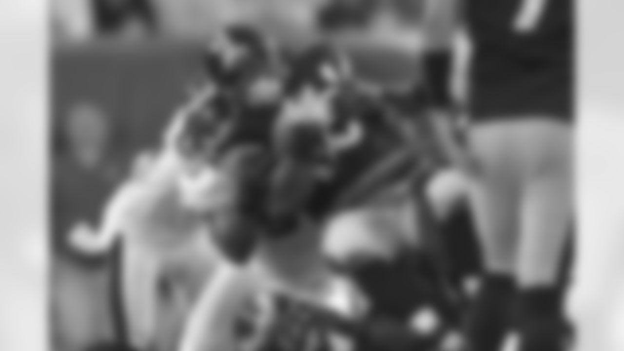 LB Mychal Kendricks makes a tackle