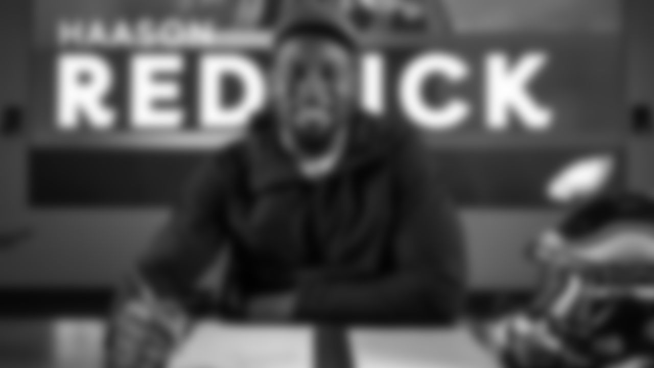 LB Haason Reddick signs his contract