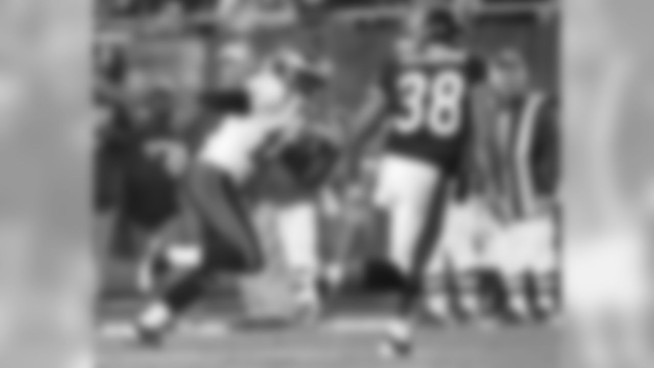 WR Jeremy Maclin looks to elude defender