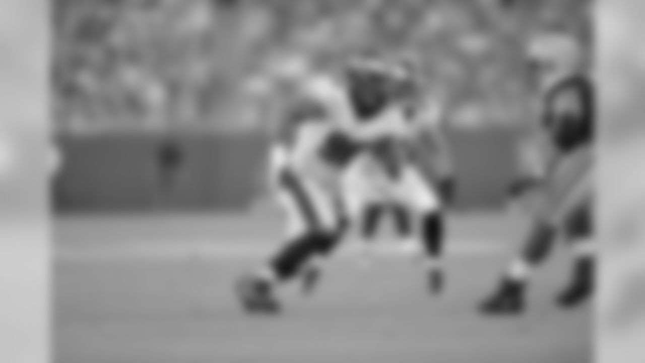 DE Derek Barnett
