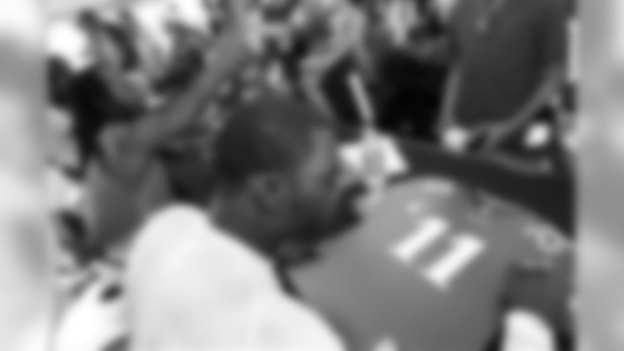 QB Michael Vick signs for fans