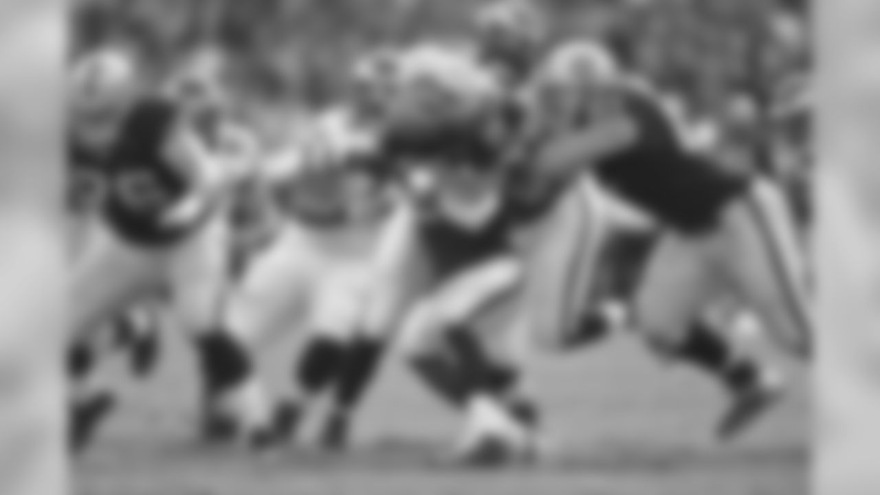 Eagles defenders make a tackle on Raiders' RB Darren McFadden.