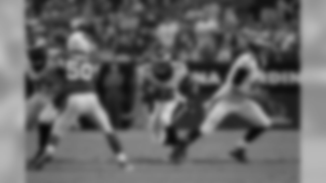 RB Chris Polk trying to fing a running lane