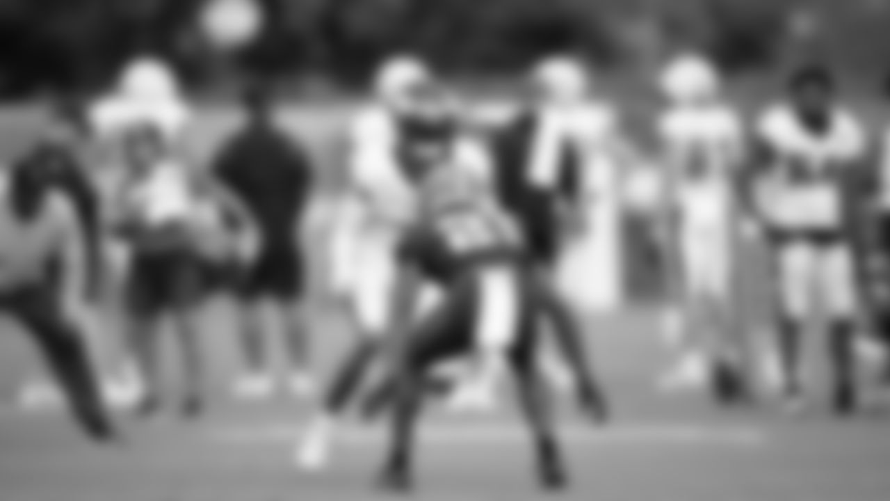 DeVonta Smith running a route.