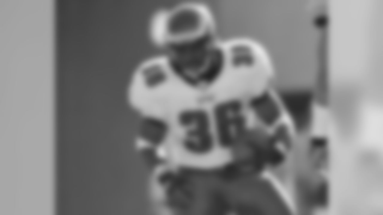 RB Brian Westbrook wearing special shoulder pads to protect a cracked rib