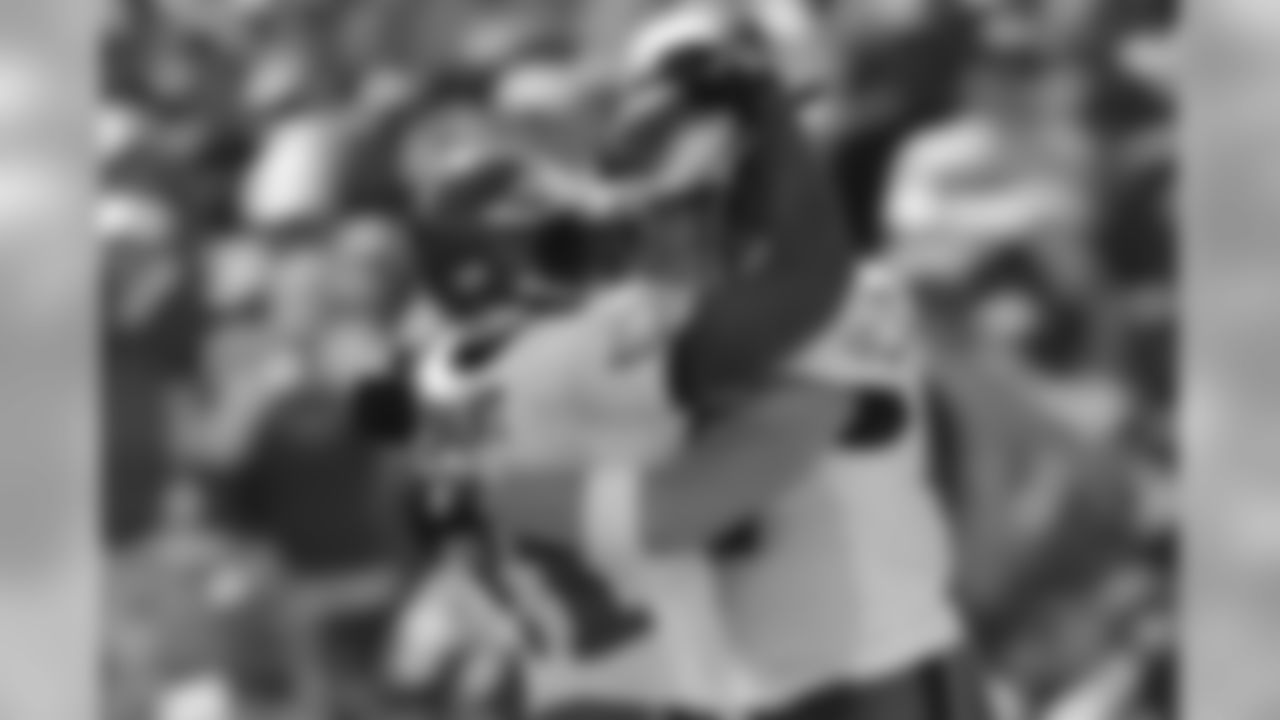 TE Brent Celeks celebrates his TD with WR Jason Avant