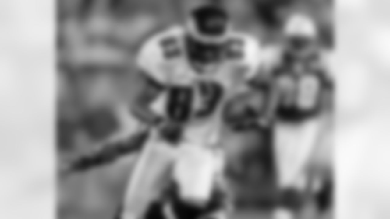 WR Greg Lewis goes in for the TD!