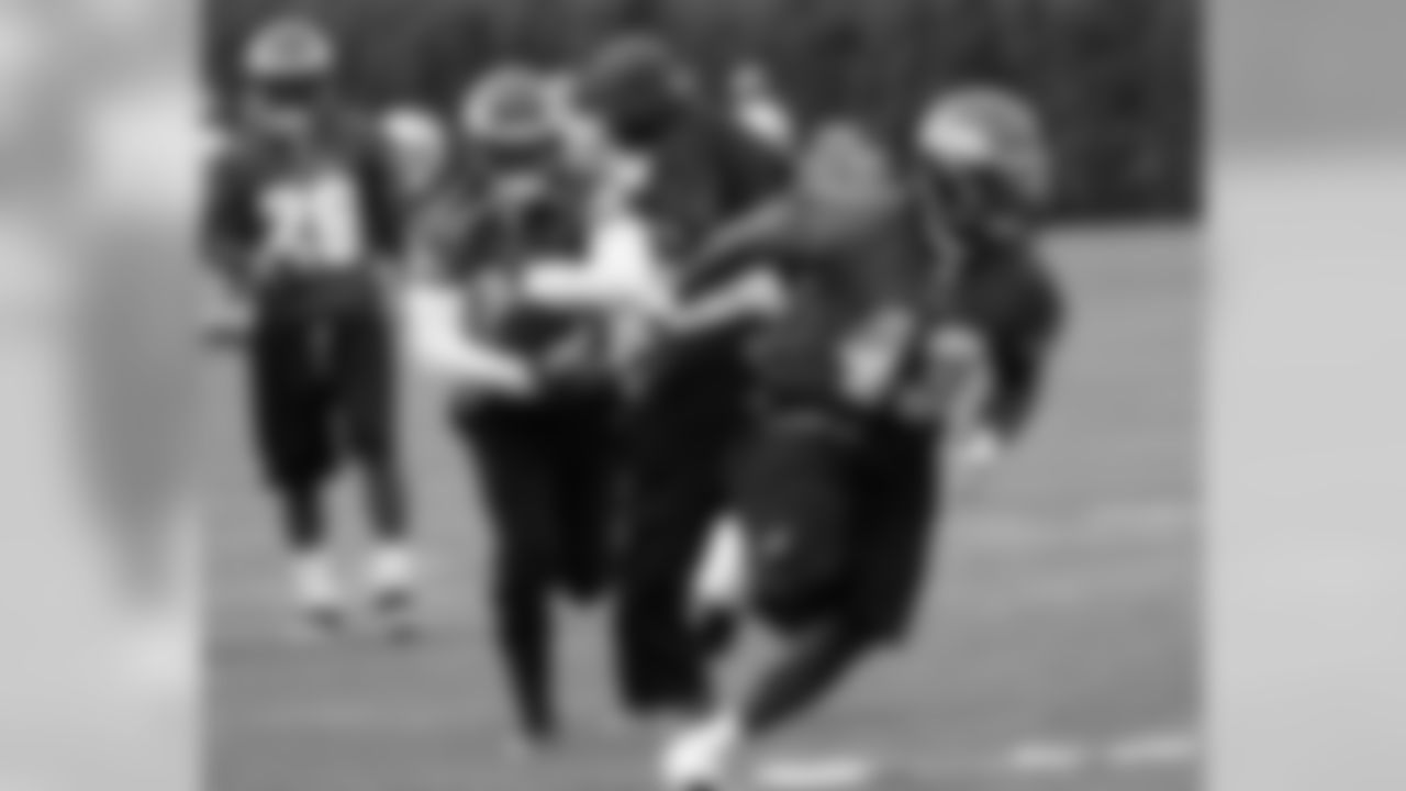 RB Lorenzo Booker runs behind FB Leonard Weaver