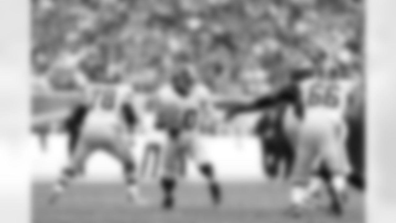 Redskins' QB Robert Griffin III tries to escape from Eagles' defenders.