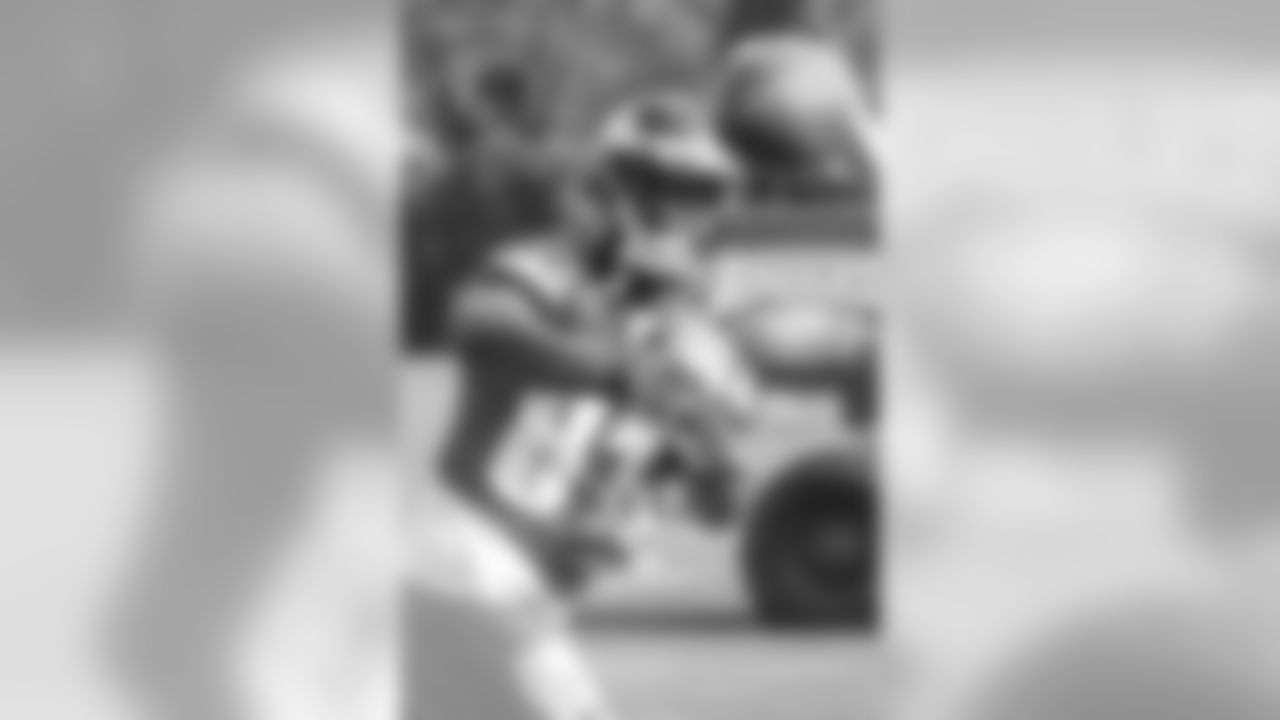 WR Jason Avant starts practice with JUGS machine reps