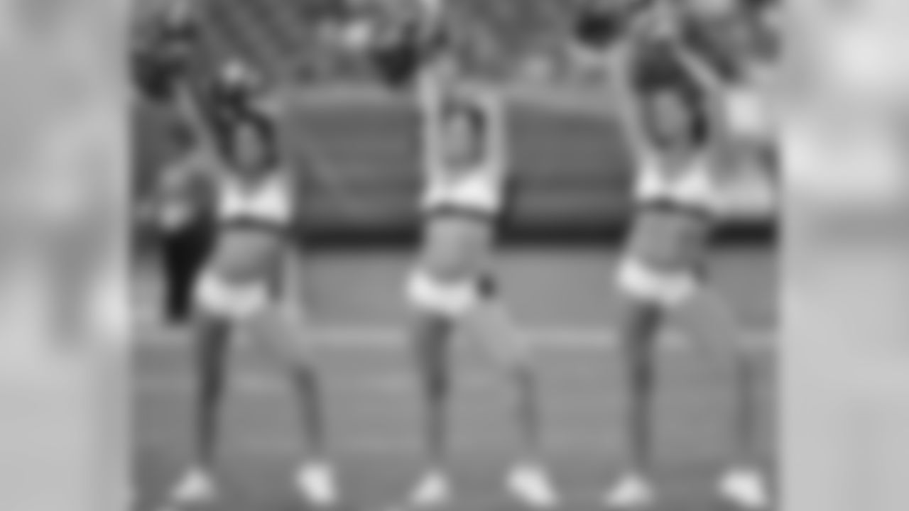 Eagles Cheerleaders get the crowd on their feet!