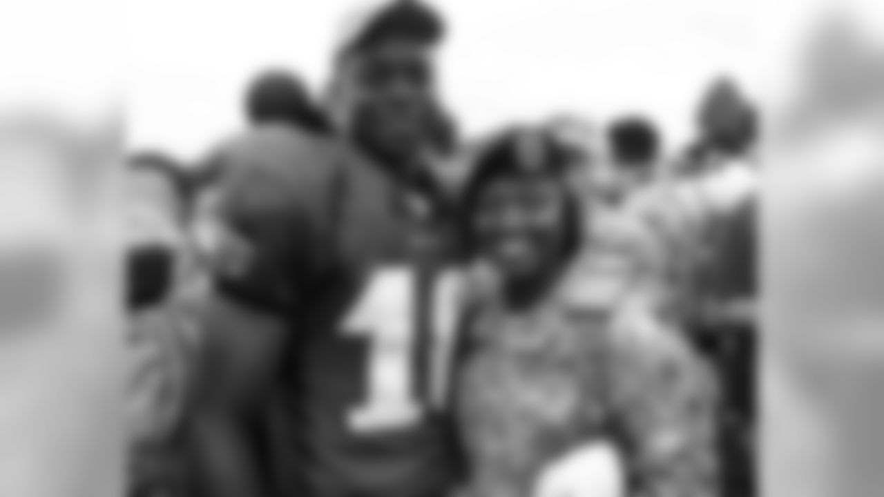 WR Jeremy Maclin pauses for a snapshot