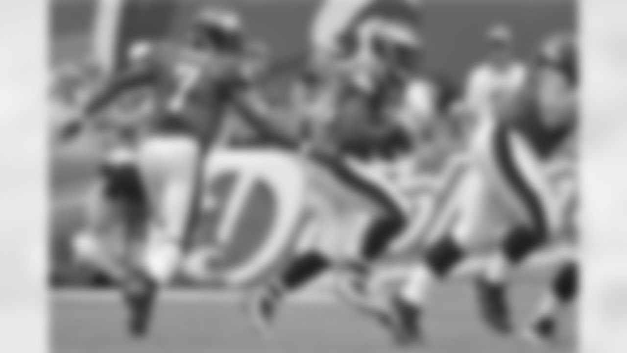 QB Michael Vick hands the ball off to RB LeSean McCoy