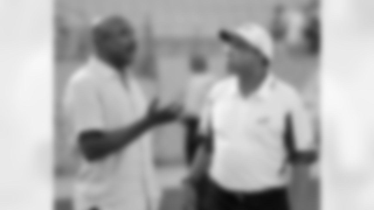 Former Eagle WR Mike Quick chats with David Culley, Eagles Wide Receivers Coach
