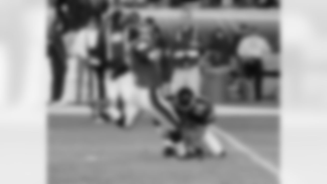 David Akers kicks a few warm ups through the upright