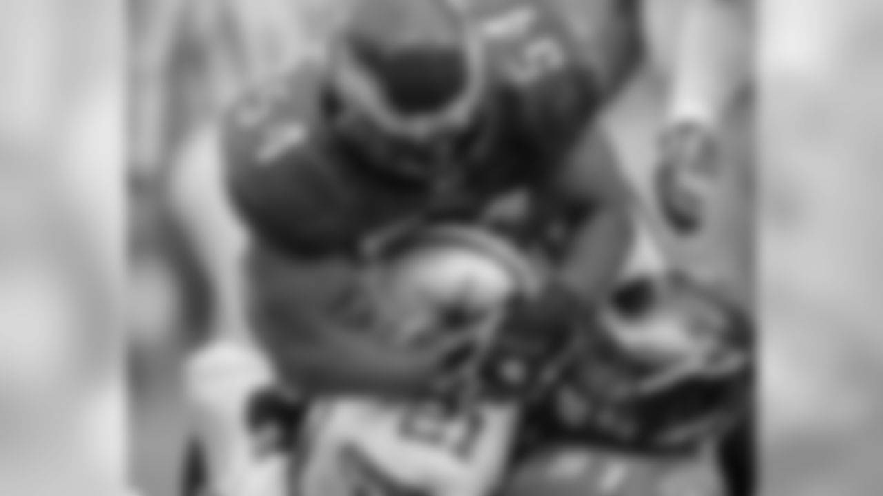 Jeremiah Trotter brings down RB Julius Jones